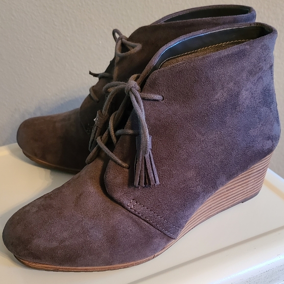 Dr Scholls 8W gray suede ankle bootie wedges - Picture 4 of 7